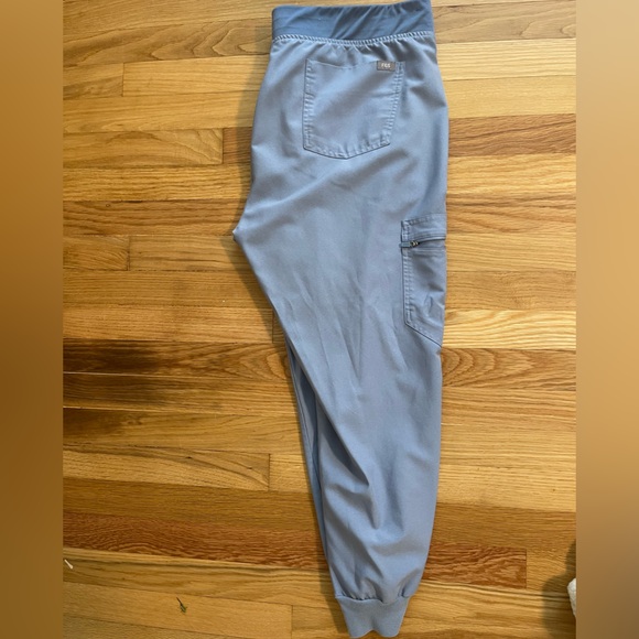 FIGS Zamora scrub joggers - Picture 2 of 3